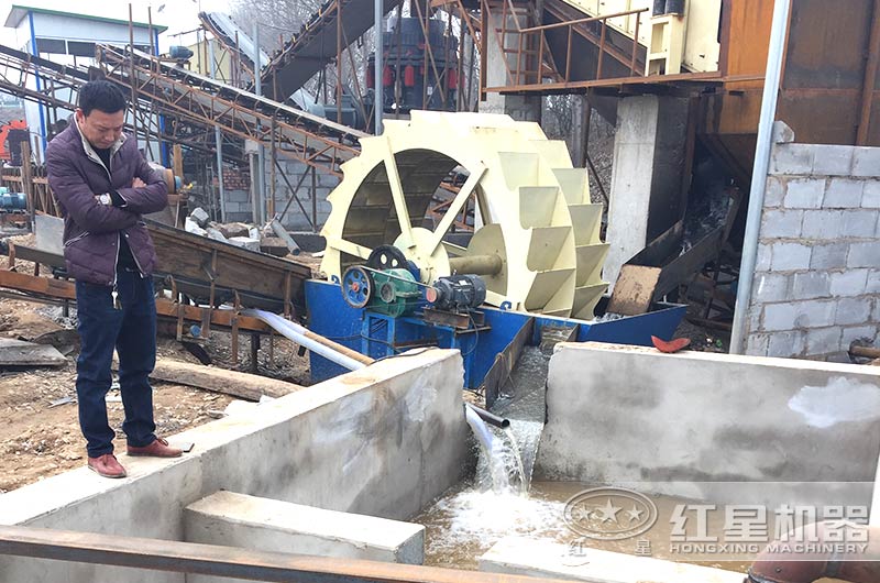 洗沙機(jī)作業(yè)現(xiàn)場(chǎng)，配置沉淀池