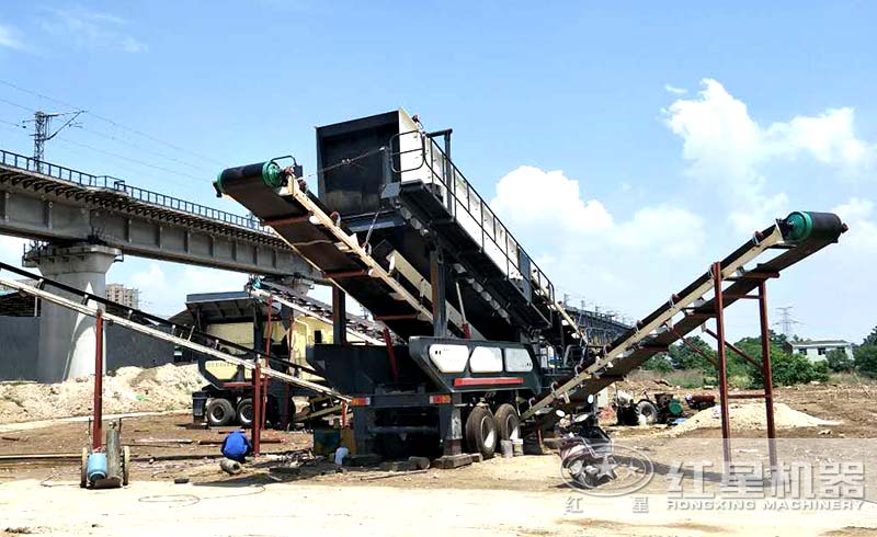 自制移動(dòng)破碎機(jī)現(xiàn)場(chǎng)作業(yè) 自制移動(dòng)破碎機(jī)現(xiàn)場(chǎng)作業(yè)