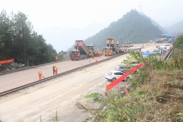 公路碎石鋪設現(xiàn)場