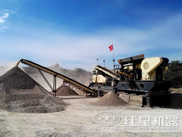 車載便攜式破碎機(jī)作業(yè)現(xiàn)場(chǎng)