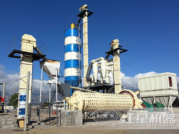 水泥球磨機(jī)作業(yè)現(xiàn)場(chǎng)