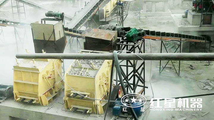 綠色反擊式破碎機砂石生產(chǎn)現(xiàn)場