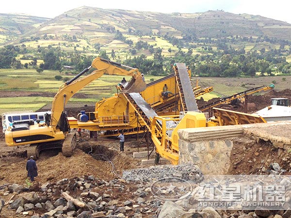 多功能移動(dòng)破碎站現(xiàn)場