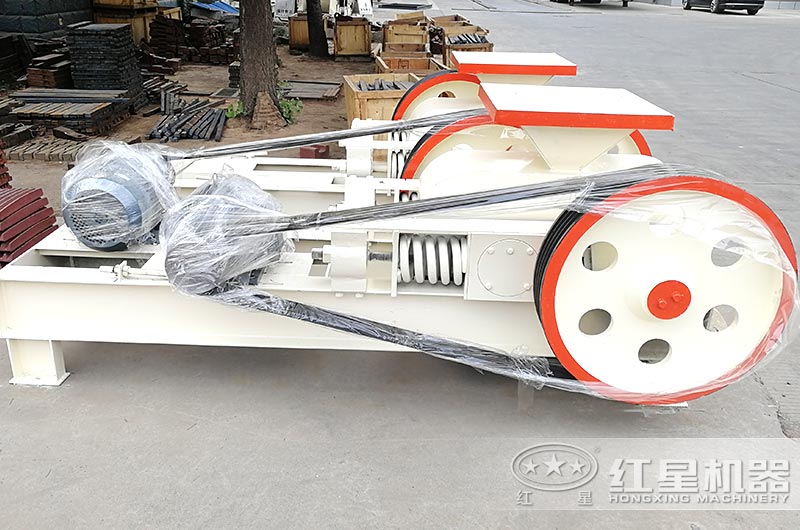 小型對輥制砂機(jī)實(shí)拍圖 小型對輥制砂機(jī)實(shí)拍圖