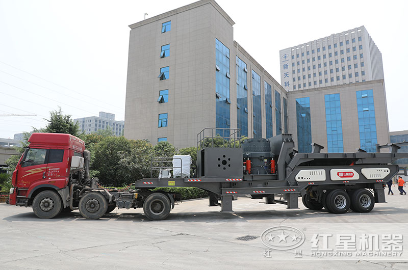 移動破碎機(jī)直接開往客戶現(xiàn)場 移動破碎機(jī)直接開往客戶現(xiàn)場