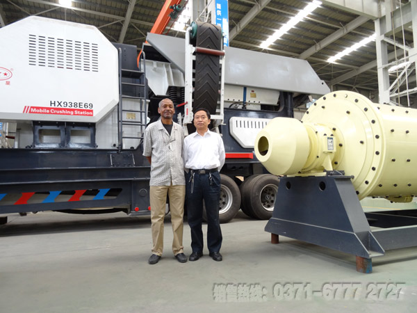 紅星移動(dòng)式破碎機(jī)(客戶合影) 紅星移動(dòng)式破碎機(jī)(客戶合影)