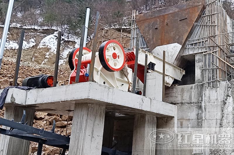 小型沙石破碎機(jī)工作現(xiàn)場(chǎng)圖片