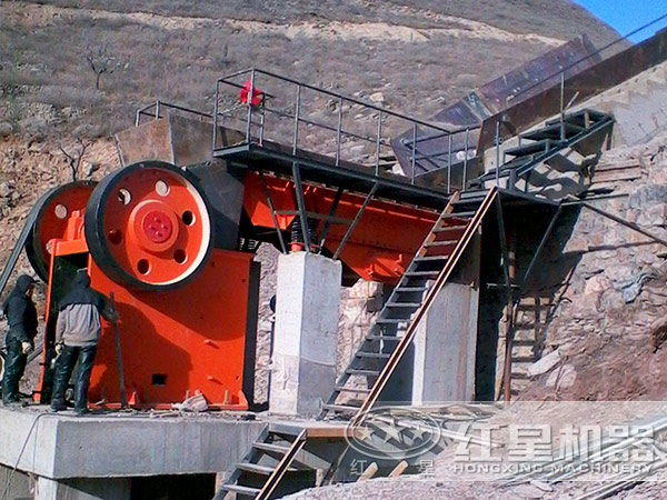 鄂式破碎機現(xiàn)場圖 鄂式破碎機現(xiàn)場圖