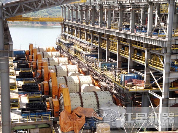 滑石球磨機(jī)現(xiàn)場(chǎng)圖 滑石球磨機(jī)現(xiàn)場(chǎng)圖