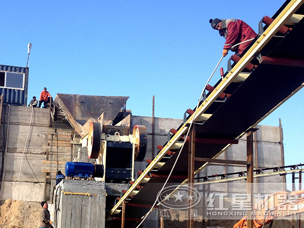 石塊破碎機現(xiàn)場工作圖 石塊破碎機現(xiàn)場工作圖