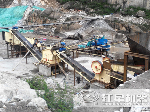 鄂式破碎機現(xiàn)場工作圖 鄂式破碎機現(xiàn)場工作圖