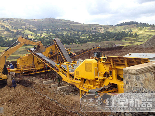 移動破碎機現(xiàn)場工作圖