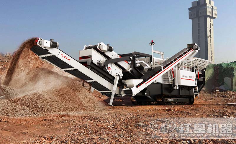 移動式的磚渣粉碎機(jī)加工現(xiàn)場 移動式的磚渣粉碎機(jī)加工現(xiàn)場