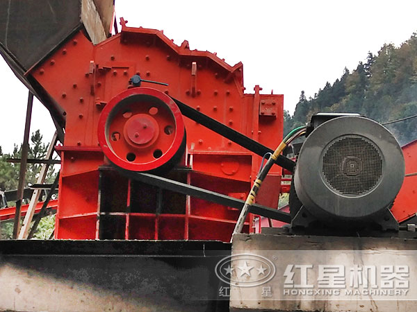 新型煤矸石細(xì)碎機(jī)客戶現(xiàn)場 新型煤矸石細(xì)碎機(jī)客戶現(xiàn)場