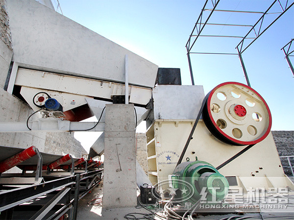 顎式砸石機(jī)客戶現(xiàn)場 顎式砸石機(jī)客戶現(xiàn)場