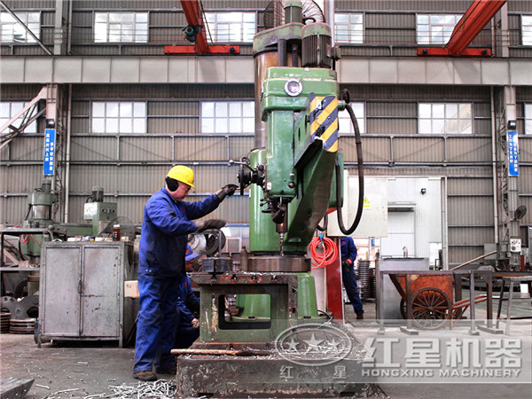 顎式碎石機(jī)的加工鑄造現(xiàn)場