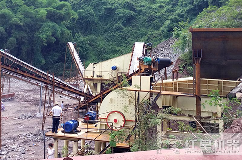 錘式破碎機現(xiàn)場作業(yè)圖 錘式破碎機現(xiàn)場作業(yè)圖