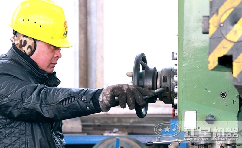 紅星機器破碎設備技術人員現(xiàn)場作業(yè) 紅星機器破碎設備技術人員現(xiàn)場作業(yè)