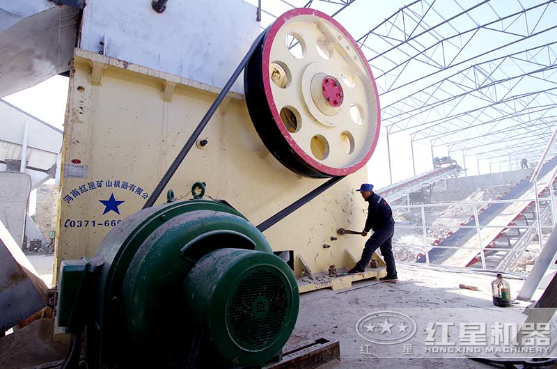 大型鄂式石子破碎機(jī)現(xiàn)場(chǎng)作業(yè)圖