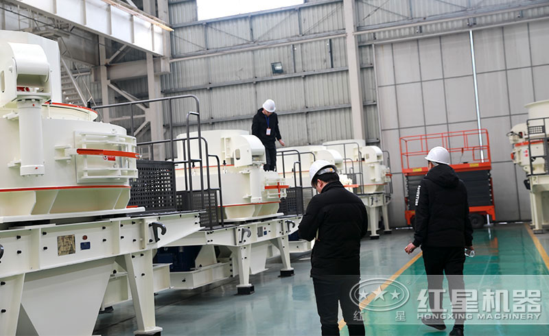 用戶參觀紅星新型環(huán)保制砂機(jī) 用戶參觀紅星新型環(huán)保制砂機(jī)