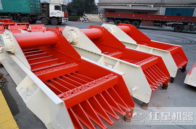 振動(dòng)給料機(jī)保證顎式破碎機(jī)均勻給料，是其正常運(yùn)轉(zhuǎn)的必要條件