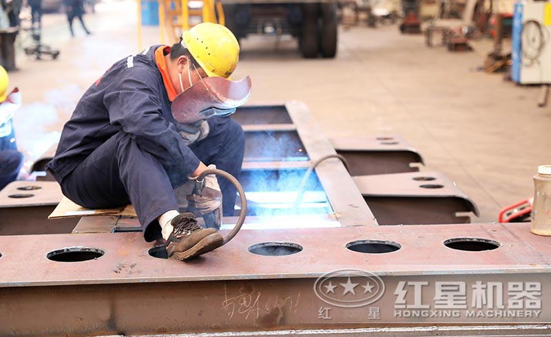 紅星機(jī)器全自動(dòng)智能制砂機(jī)工人作業(yè)圖 紅星機(jī)器全自動(dòng)智能制砂機(jī)工人作業(yè)圖