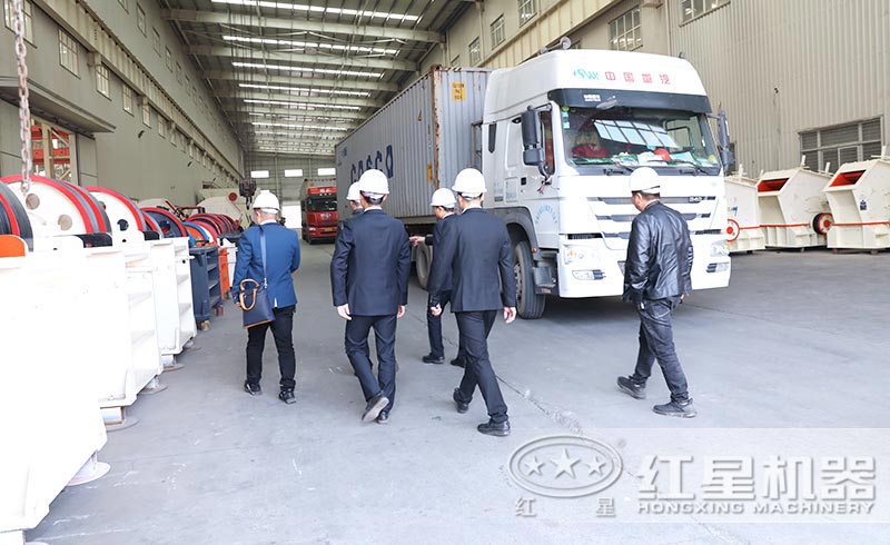 客戶來(lái)紅星機(jī)器考察設(shè)備