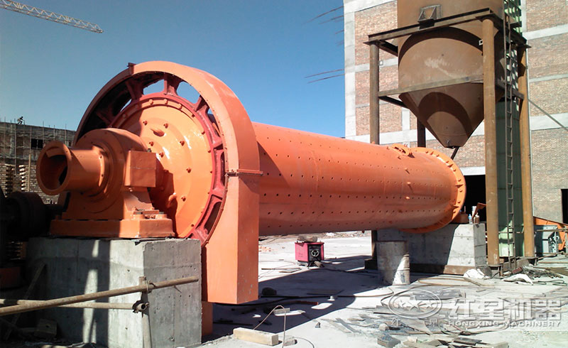 礦石球磨機現(xiàn)場實拍 礦石球磨機現(xiàn)場實拍