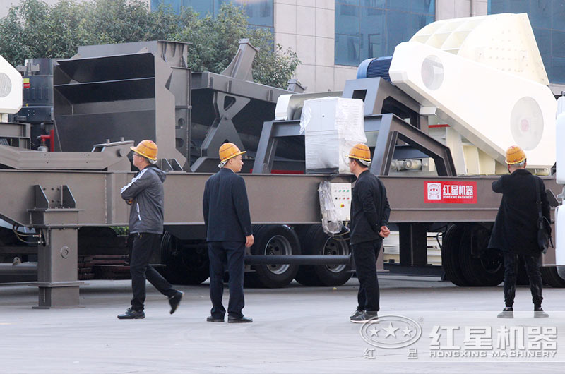 用戶參觀移動式小型石子破碎機