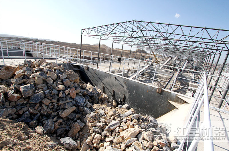 加工碎石現(xiàn)場 加工碎石現(xiàn)場