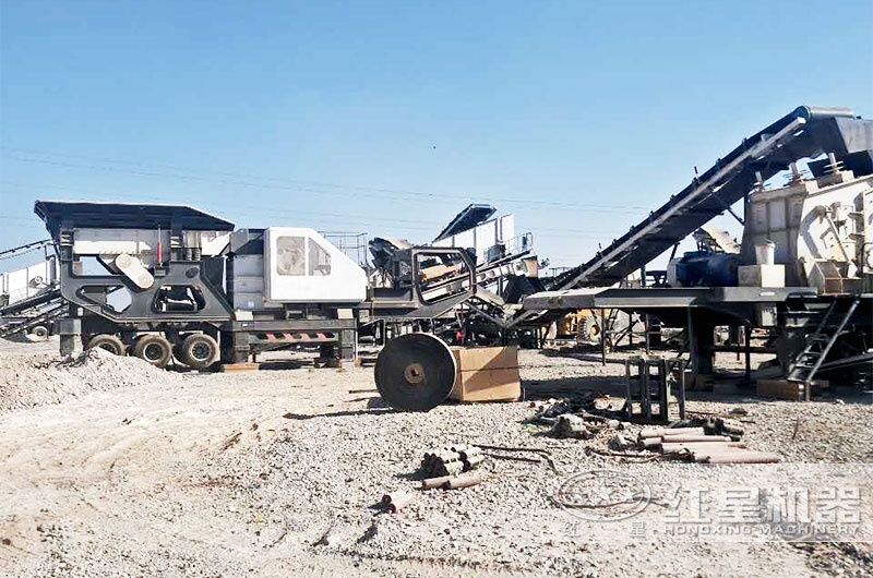 2000噸移動(dòng)打石機(jī)設(shè)備作業(yè)現(xiàn)場(chǎng)