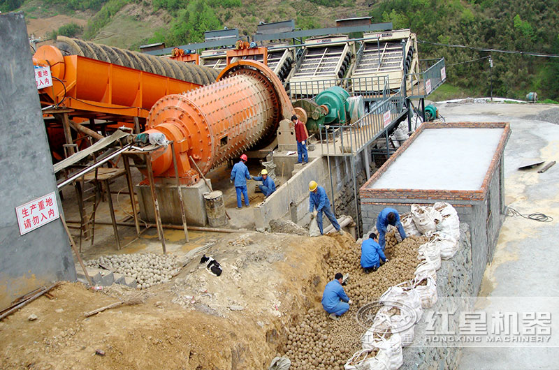 時(shí)產(chǎn)200噸石子球磨機(jī)安裝中 時(shí)產(chǎn)200噸石子球磨機(jī)安裝中