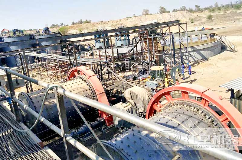 大型球磨機作業(yè)現(xiàn)場圖片 大型球磨機作業(yè)現(xiàn)場圖片