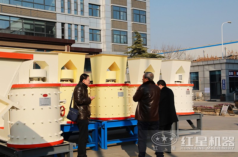 用戶參觀紅星數(shù)控立式制砂機(jī) 用戶參觀紅星數(shù)控立式制砂機(jī)