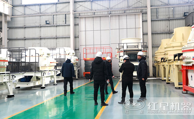 客戶參觀紅星機(jī)器石英砂制砂機(jī) 客戶參觀紅星機(jī)器石英砂制砂機(jī)