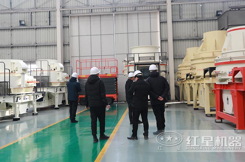 客戶參觀紅星機器小型制砂機車間 客戶參觀紅星機器小型制砂機車間