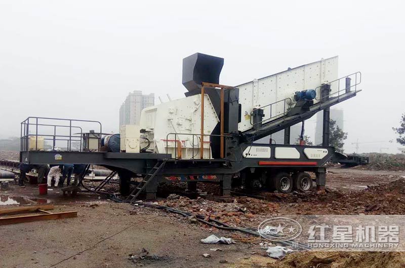 移動(dòng)反擊式破碎機(jī)作業(yè)現(xiàn)場(chǎng) 移動(dòng)反擊式破碎機(jī)作業(yè)現(xiàn)場(chǎng)
