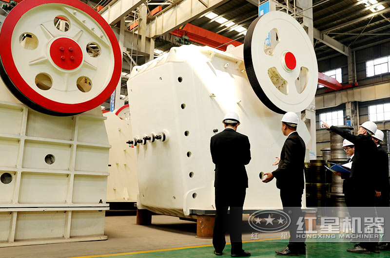 客戶參觀紅星機(jī)器大型顎式破碎機(jī) 客戶參觀紅星機(jī)器大型顎式破碎機(jī)