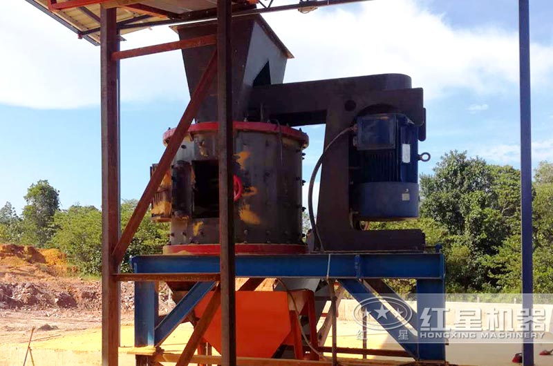 家用小型石頭破碎機(jī)工作現(xiàn)場(chǎng) 家用小型石頭破碎機(jī)工作現(xiàn)場(chǎng)