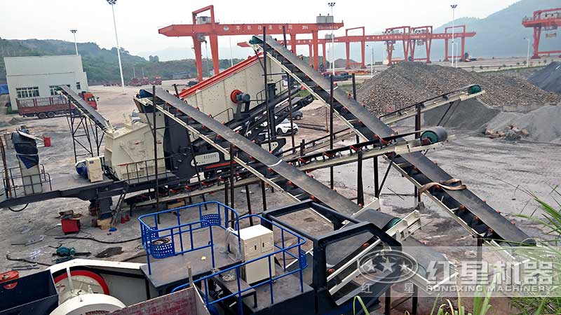 反擊式破碎機(jī)作業(yè)現(xiàn)場(chǎng) 反擊式破碎機(jī)作業(yè)現(xiàn)場(chǎng)