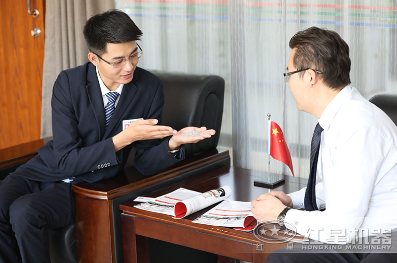 紅星機器工程師為用戶設計生產方案 紅星機器工程師為用戶設計生產方案