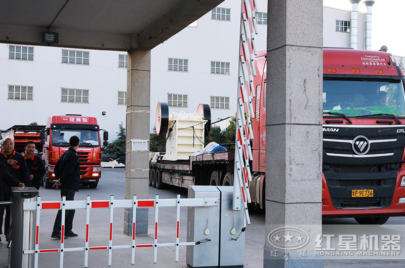 時(shí)產(chǎn)100噸石料的破碎加工設(shè)備發(fā)貨現(xiàn)場 時(shí)產(chǎn)100噸石料的破碎加工設(shè)備發(fā)貨現(xiàn)場