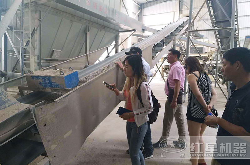 客戶去到現(xiàn)場(chǎng)看出料 客戶去到現(xiàn)場(chǎng)看出料