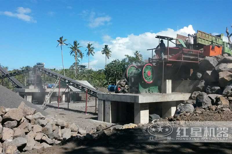 玄武巖顎式破碎機(jī)作業(yè)現(xiàn)場(chǎng) 玄武巖顎式破碎機(jī)作業(yè)現(xiàn)場(chǎng)