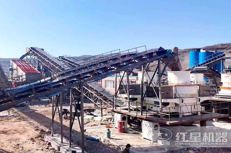 時(shí)產(chǎn)800噸石料生產(chǎn)線現(xiàn)場(chǎng)圖，圓錐破+制砂機(jī)破碎硬巖