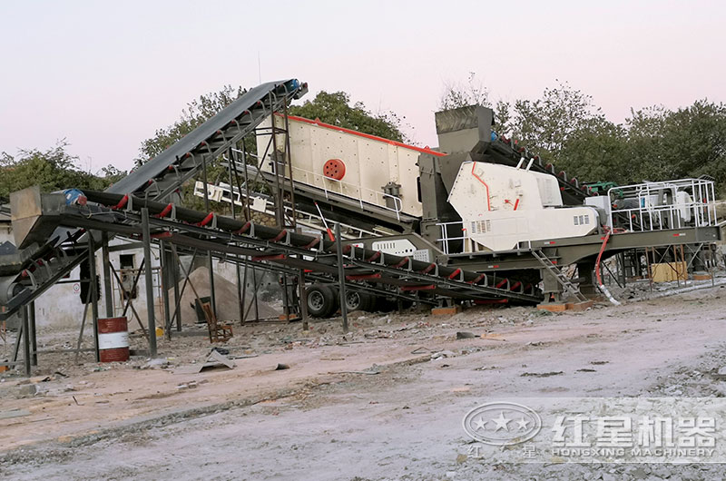 移動(dòng)破碎機(jī)生產(chǎn)現(xiàn)場(chǎng)圖