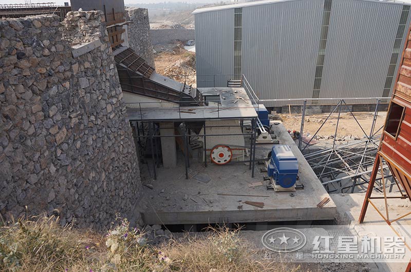 錘式破碎機(jī)現(xiàn)場 錘式破碎機(jī)現(xiàn)場