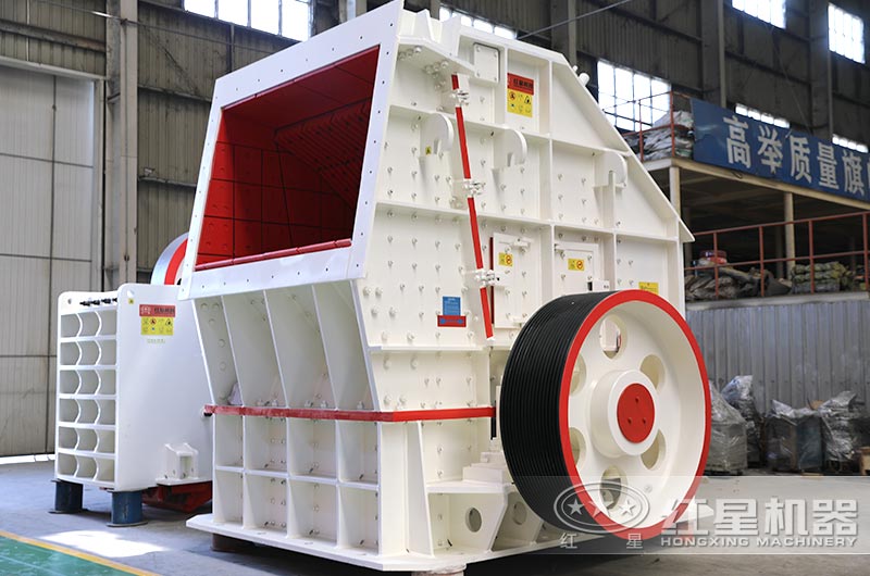 時(shí)產(chǎn)300噸碎石機(jī)：反擊式破碎機(jī)，軟料中細(xì)碎