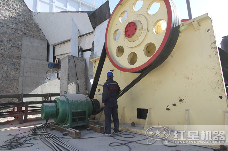 顎式破碎機生產(chǎn)現(xiàn)場 顎式破碎機生產(chǎn)現(xiàn)場
